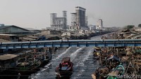 Suasana aktivitas nelayan dengan latar belakang pabrik di kawasan Cilincing dan Marunda,  Jakarta Utara, Jumat (2/8/2019).
