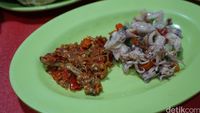 Serba Sambal! Warung Tenda Ini Punya Racikan Sambal Super Pedas yang Hits