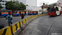Ketentuan uji emisi juga akan diberlakukan bagi kendaraan pribadi. Pada 2025, Anies juga meminta tak ada lagi kendaraan pribadi berusia di atas 10 tahun yang beroperasi di jalan.