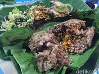 Nyam Nasi  Bakar  Cakalang Suwir dan Risol Pedas di Lesehan 