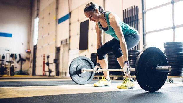 Barbell umumnya lebih panjang, harus dipegang dengan kedua tangan.
