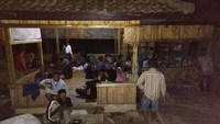 Sejumlah warga pesisir pantai mengungsi ke dalam bangunan yang terbuat dari kayu. ANTARA FOTO/Weli Ayu Rejeki.