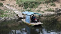 Sejumlah warga memanfaatkan jasa penyeberangan perahu eretan di Sungai Cileungsi perbatasan Kabupaten Bogor-Kabupaten Bekasi, Bojong Kulur, Kabupaten Bogor, Jawa Barat, Jumat (2/8/2019).