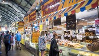 Letaknya di kota Toronto, Kanada. St. Lawrence Market menyajikan berbagai potongan daging, sosis, hingga keju. Tersedia juga menu kue seperti tart hingga sandwich.  Foto: Istimewa