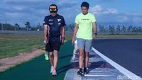 Jangan sampai melebar ke sini ya, Rio! Salah satu anggota tim T2 Motorsports, Irmawan Poejoadi, sembari menunjuk pinggir lintasan.