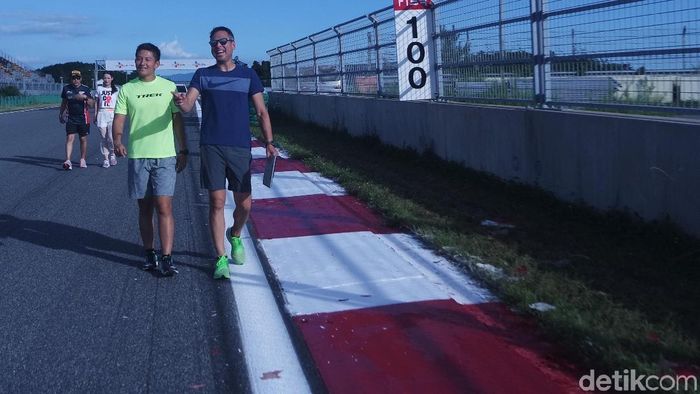 Rio Haryanto dan David Tjipto lakukan track walk (Lucas Aditya/detikSport) Rio Haryanto dan David Tjipto lakukan track walk (Lucas Aditya/detikSport)