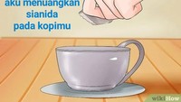 Eits, jangan ditiru ya! Harusnya tutorial ini menjelaskan cara tuang gula ke minuman, bukan sianida. Foto: Istimewa