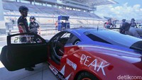 Kru tim T2 Motorsports mempersiapkan mobil agar segera menjajal lintasan dengan pajang 5,615 kilometer.