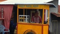 Maksud pedagang ini pasti menjual nugget, tapi tulisannya malah naged. Kalau dibaca memang kedengaran sama. Foto: istimewa