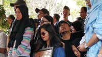 Isa Bajaj tak kuasa menahan kesedihannya.