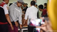 Isa bahkan orang yang menggotong jenazah Agung dari kamar ke kamar mayat. Pool/Noel/detikFoto.