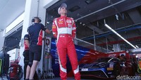 David Tjipto bersiap untuk menjajal mobil lebih dulu. Tunggangannya Ferrari 488 GT3.