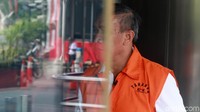 Sebelumnya diberitakan, KPK menetapkan Kayat sebagai tersangka karena diduga menerima suap untuk membebaskan Sudarman (SDM) dalam kasus pemalsuan surat. Kayat meminta fee Rp 500 juta untuk membebaskan Sudarman. Selain Kayat, KPK menetapkan Sudarman dan pengacaranya, Jhonson Siburian, sebagai tersangka.