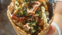 Tak kalah unik, inilah es krim okonomiyaki. Es krim ini memiliki rasa vanilla, hanya saja diberikan topping sama dengan bahan seperti okonomiyaki. Saat ini, es krim ini bisa ditemukan di Yokohama Hakkeijima Sea Paradise. Foto: Istimewa
