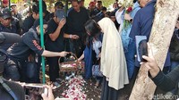 Agung Hercules dimakamkan di TPU Cikutra, Bandung pada Jumat (2/8).