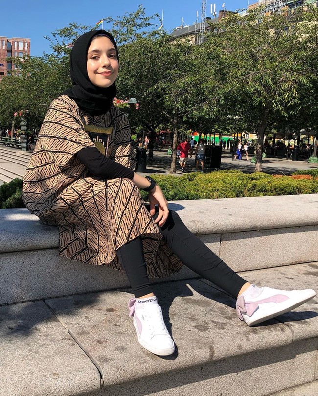 Isabel Azhari yang baru saja menampilkan desain busana hasil karyanya di Wonderful Indonesia Festival, Kampung Indonesia 2019 di Swedia, tampil cantik memakai hijab segi empat warna hitam polos. Dia memadukannya dengan dress batik warna cokelat. Untuk menyiasati dress batik berlengan pendek dan yang panjangnya tak menutupi kaki, Isabel memadukannya dengan legging dan manset hitam senada dengan hijabnya. Foto: dok. instagram @isabel.azhari