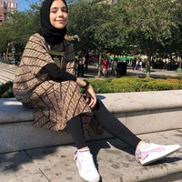 Isabel Azhari yang baru saja menampilkan desain busana hasil karyanya di Wonderful Indonesia Festival, Kampung Indonesia 2019 di Swedia, tampil cantik memakai hijab segi empat warna hitam polos. Dia memadukannya dengan dress batik warna cokelat. Untuk menyiasati dress batik berlengan pendek dan yang panjangnya tak menutupi kaki, Isabel memadukannya dengan legging dan manset hitam senada dengan hijabnya. Foto: dok. instagram @isabel.azhari