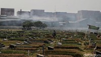 Polusi udara terlihat dari TPU di kawasan Cilincing.