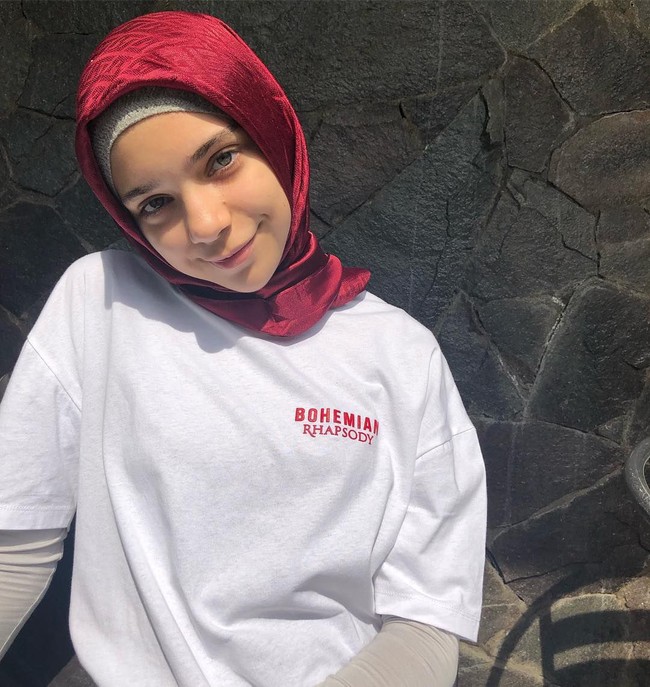 Hijab berbahan satin dipadukan Isabel dengan inner rajut. Sementara untuk busananya, putri Ayu Azhari berusia 13 tahun ini tampil casual dengan kaus putih lengan pendek yang dipadukannya dengan manset. Foto: Dok. Pribadi