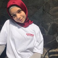 Hijab berbahan satin dipadukan Isabel dengan inner rajut. Sementara untuk busananya, putri Ayu Azhari berusia 13 tahun ini tampil casual dengan kaus putih lengan pendek yang dipadukannya dengan manset. Foto: Dok. Pribadi