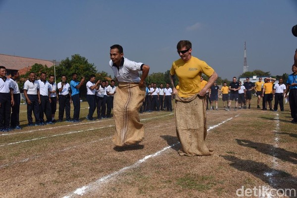 Lomba balap karung sangat lekat dengan perayaan Hari Kemerdekaan RI. Ada fakta menarik tentang lomba yang mengundang gelak tawa ini. (Deny Prastyo Utomo) Lomba balap karung sangat lekat dengan perayaan Hari Kemerdekaan RI. Ada fakta menarik tentang lomba yang mengundang gelak tawa ini. (Deny Prastyo Utomo)
