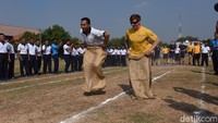 Lomba balap karung sangat lekat dengan perayaan Hari Kemerdekaan RI. Ada fakta menarik tentang lomba yang mengundang gelak tawa ini. (Deny Prastyo Utomo)