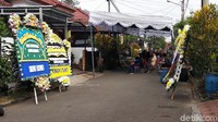 Beberapa karangan bunga terlihat di rumah duka. Foto: Dony/detikHOT