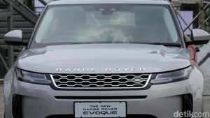 Range Rover Evoque Meluncur di Jakarta