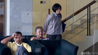 Dalam kasus ini, Emirsyah yang merupakan mantan Dirut PT Garuda Indonesia, ditetapkan KPK sebagai tersangka karena diduga menerima suap dari Soetikno Soedarjo selaku beneficial owner Connaught International Pte Ltd.