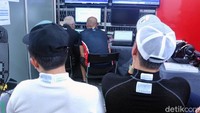 Rio Haryanto dan David Tjipto menunggui tim engineer T2 Motorsports memperbaiki mobil.