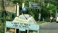 Pedagang yang satu ini pakai dua bahasa sekaligus yakni bahasa Inggris dan bahasa Jawa. Hayoo yang orang Jawa pasti tau artinya. Foto: istimewa