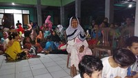 Sejumlah warga dari persisir pantai mengungsi setelah terjadi gempa bumi di Kampung Mancak, Serang, Banten, Jumat (2/8/2019). ANTARA FOTO/Weli Ayu Rejeki.