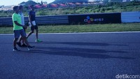 Berbincang dengan anggota tim rival juga dilakukan Rio dan David. Panjangnya sirkuit sekitar 5,615 kilometer.