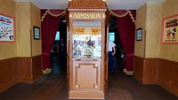 Dari luar, suasana jadul masih terasa lewat box tiket jadul yang masih dipertahankan. Namun begitu masuk ke dalam, bioskop ini sudah berubah jadi toko suvenir. (Twitter)