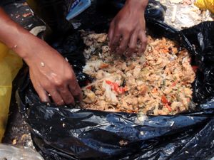 Miris! 5 Negara Ini Warganya Masih Mengais Sisa Makanan di Tempat Sampah