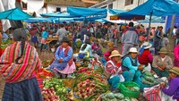  Kota Pisac di Peru, menyimpan banyak sejarah yang menarik. Sunday Market Pisac contohnya, berisi orang-orang menggunakan pakaian tradisional, menjual berbagai makanan seperti kentang, hingga bir jagung. Foto: Istimewa