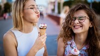 Mirip seperti Scorpio, para Sagitarius juga tak teralu mementingkan pilihan rasa es krim. Mereka justru lebih fokus pada pengalaman makan es krim di mana dan bersama siapa. Foto: iStock