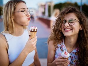 Minum Es Krim yang Dibekukan Ulang Setelah Mencair, Aman Nggak Sih?