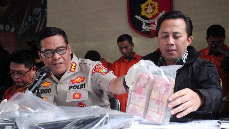 Bobol Klinik di Jaktim, Komplotan Spesialis Rumah Kosong Ditangkap Polisi Bobol Klinik di Jaktim, Komplotan Spesialis Rumah Kosong Ditangkap Polisi