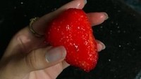 Sedikit menyerupai lidah manusia, ternyata begini tampilan buah strawberry tanpa kulit. Foto: BuzzFeed