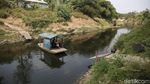Potret Sungai Cileungsi yang Tercemar Hingga Menghitam