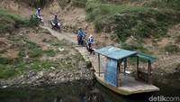 Tak sedikit warga yang memanfaatkan transportasi alternatif ini untuk menyeberangi Sungai Cileungsi.