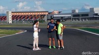 Bagaimana cara melahap tikungan besar ini? Kira-kira demikian perbincangan Rio-David.