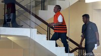 Johnson Siburian menaiki tangga untuk menuju ruang pemeriksaan di gedung KPK.
