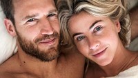 Menikah sejak 2017 lalu dengan Brook Leich, Julianne baru mengakui ke suaminya bahwa ia seorang LGBTQ. Dok. Instagram/juleshough