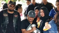 Selain Isa, nampak pula Sinyorita dengan mata sembab.