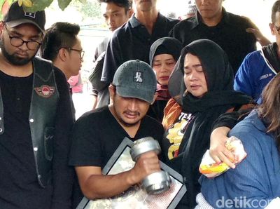 Isak Tangis dan Barbel di Pemakaman Agung Hercules