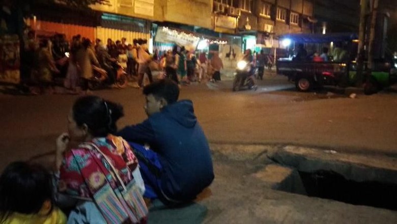 Warga di Lampung berhamburan keluar rumah menyelamatkan diri ketika gempa (ANTARA/Dian Hadiyatna) Warga di Lampung berhamburan keluar rumah menyelamatkan diri ketika gempa (ANTARA/Dian Hadiyatna)