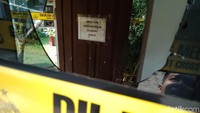 Lemparan batu tersebut menyasar pos jaga di depan rumah Susi yang sekaligus kantor Susi Air sehingga menyebabkan kerusakan pada bagian kaca.