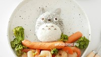 Totoro lunch set ini begitu lengkap nutrisinya. Ada pendamping tumis udang, brokoli dan wortel, dan sosis yang gurih empuk. Foto: Instagram peaceloving_pax